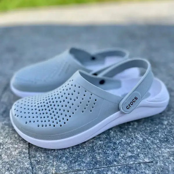 Sandalia Crocs cinza